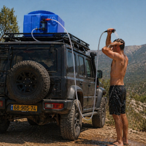 מיכל מים 100 ליטר עם משאבת 12V + קיט מקלחת מלא לשטח דלק איתן